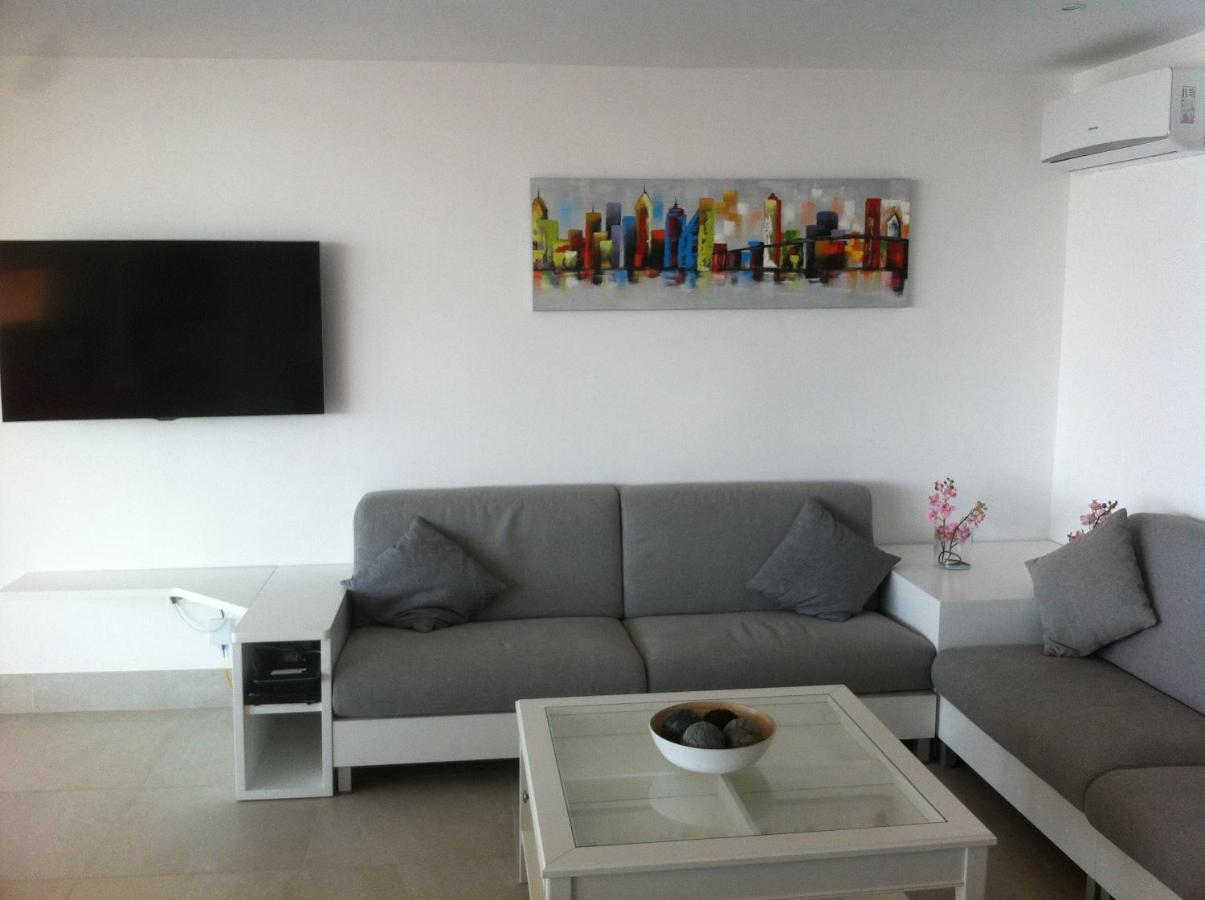 Luxury With Heated Pool For 12 To 14 People
